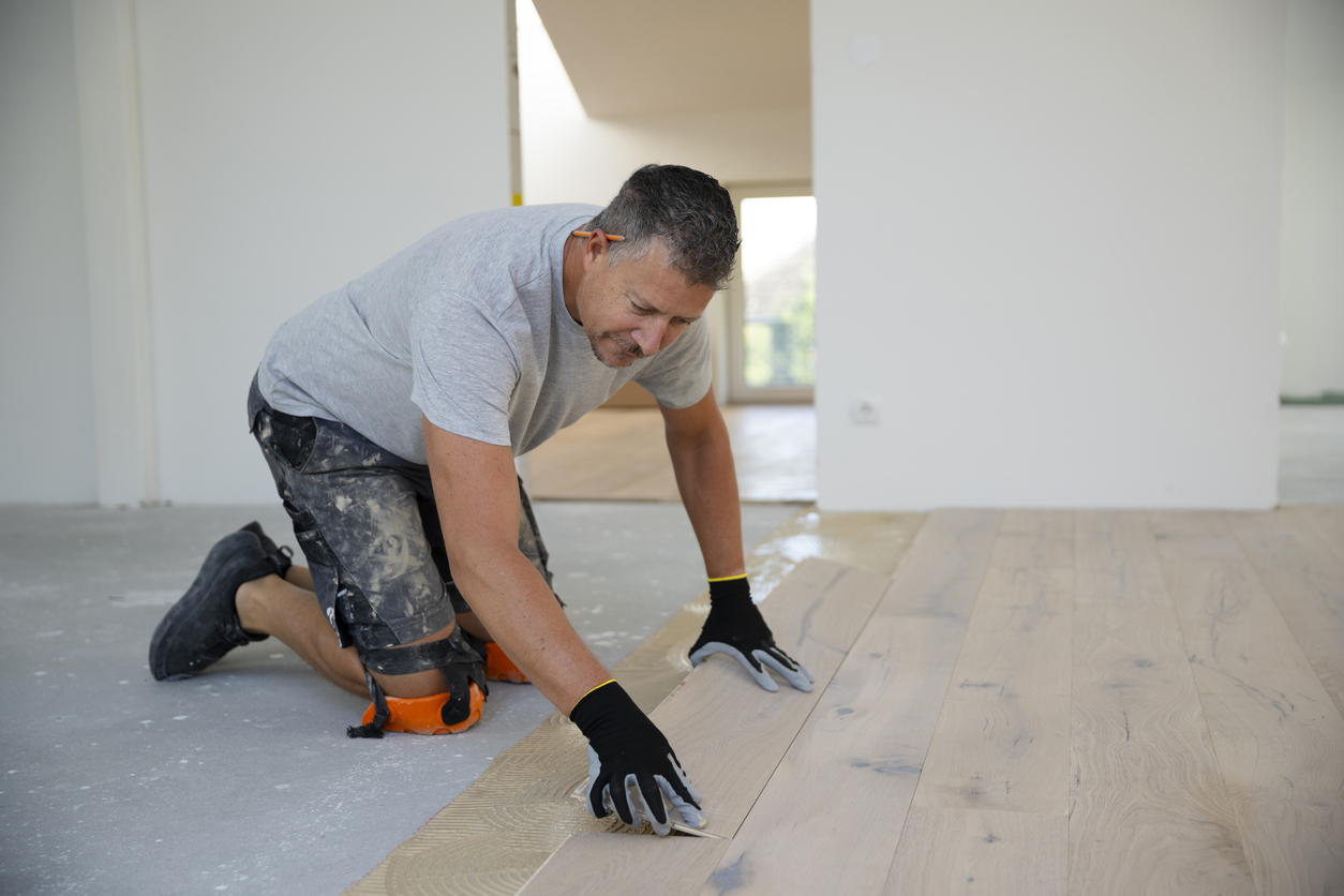Vinylboden verlegen Hamburg – Designboden Holzoptik fachgerecht verlegt von RAUMWERQ Innenausbau